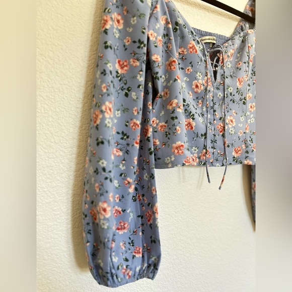 ABERCROMBIE & FITCH Puff Sleeve Lace-Up
Sweetheart Blouse Floral Top - Picture 8 of 8